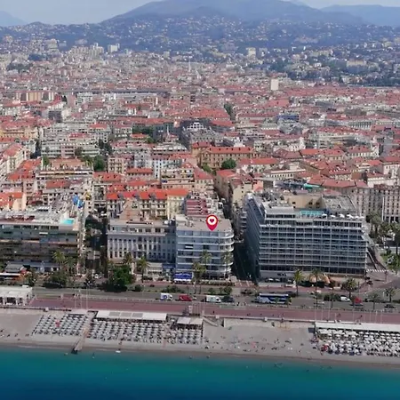 Carre D Or Face A La Nice