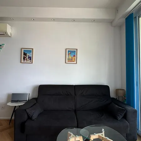 Carre D Or Face A La