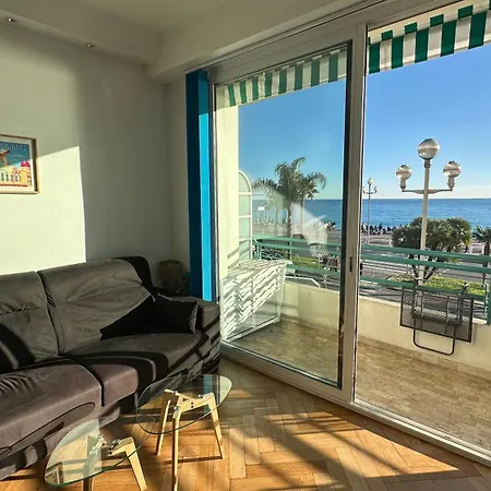 Carre D Or Face A La