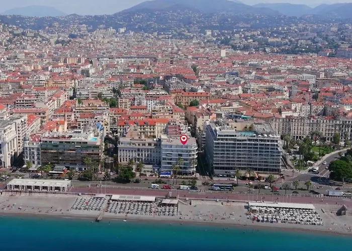 Carre D Or Face A La Nice