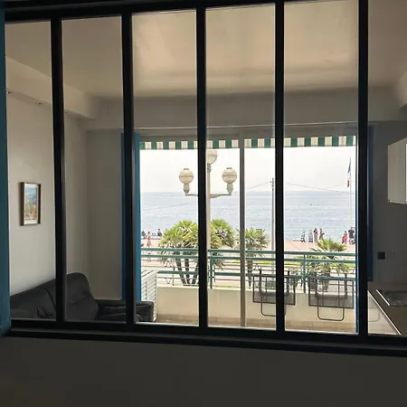 Carre D Or Face A La * Nizza